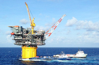 Spar type offshore oil and gas production platform in the Gulf of Mexico (U.S.A.)
